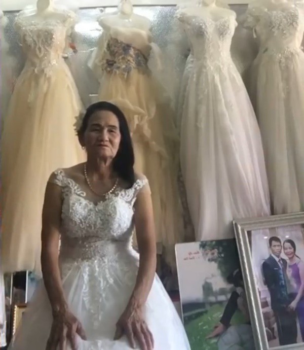 Nghệ An: Cô dâu 70 tuổi thử váy cưới khiến cư dân mạng xôn xao - Ảnh 1.