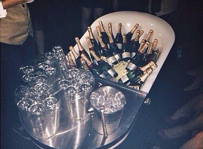Cuộc sống xa hoa ngập trong tiền và vàng của hội Rich Kid London trên Instagram - Ảnh 24.