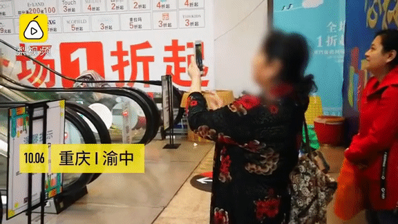 Thót tim cảnh 3 bé trai chơi cầu tuột bằng thang cuốn trung tâm thương mại nhưng việc làm của người mẹ bên dưới mới đáng trách hơn cả - Ảnh 3. Thót tim cảnh 3 bé trai chơi cầu tuột bằng thang cuốn trung tâm thương mại nhưng việc làm của người mẹ bên dưới mới đáng trách hơn cả - Ảnh 3.