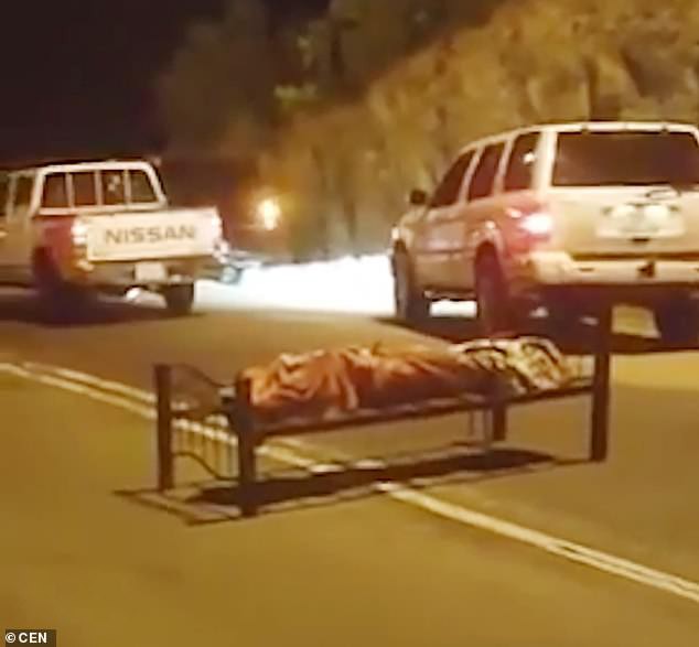 Phát hiện xác chết phủ chăn, bị buộc chặt vào giường ở giữa đường - Ảnh 2. Phát hiện xác chết phủ chăn, bị buộc chặt vào giường ở giữa đường - Ảnh 2.