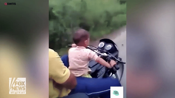 Bé trai 3 tuổi cưỡi xe phân khối lớn, chạy 60 km/h trên đường - Ảnh 2. Bé trai 3 tuổi cưỡi xe phân khối lớn, chạy 60 km/h trên đường - Ảnh 2.