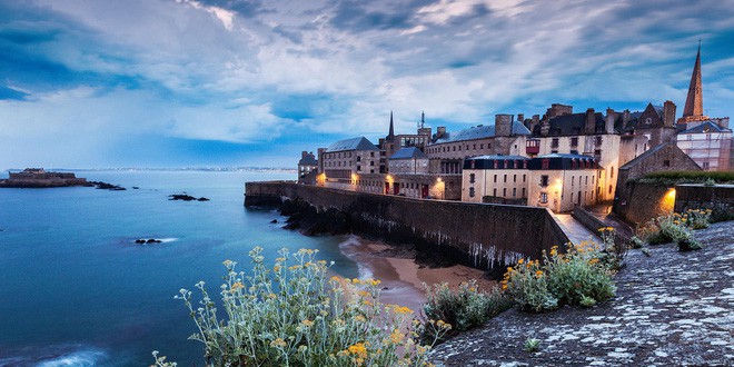 Ghé thăm thị trấn kỳ lạ nhất nước Pháp: Rượu vang chất đầy dưới đáy biển - Ảnh 3.
