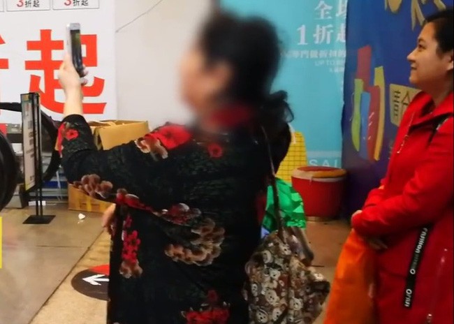 Thót tim cảnh 3 bé trai chơi cầu tuột bằng thang cuốn trung tâm thương mại nhưng việc làm của người mẹ bên dưới mới đáng trách hơn cả - Ảnh 5. Thót tim cảnh 3 bé trai chơi cầu tuột bằng thang cuốn trung tâm thương mại nhưng việc làm của người mẹ bên dưới mới đáng trách hơn cả - Ảnh 5.