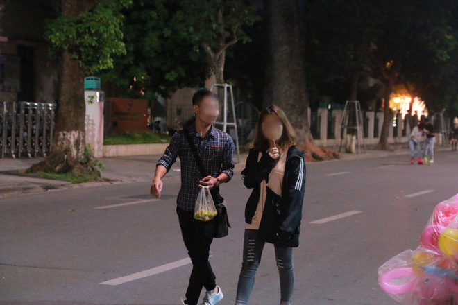 Nhiệt độ Hà Nội đột ngột giảm mạnh, người dân mặc áo ấm ra đường - Ảnh 7. Nhiệt độ Hà Nội đột ngột giảm mạnh, người dân mặc áo ấm ra đường - Ảnh 7.