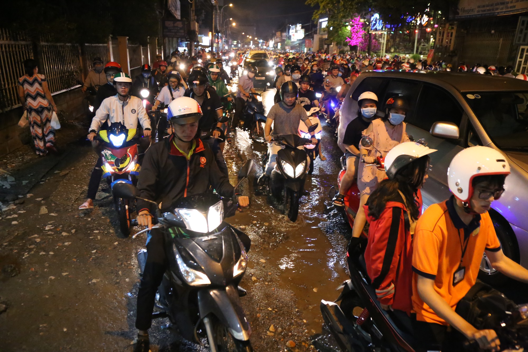 Sài Gòn ùn tắc kinh hoàng sau mưa lớn, trẻ em ngủ gục trên vai ba mẹ ngoài đường - Ảnh 9.