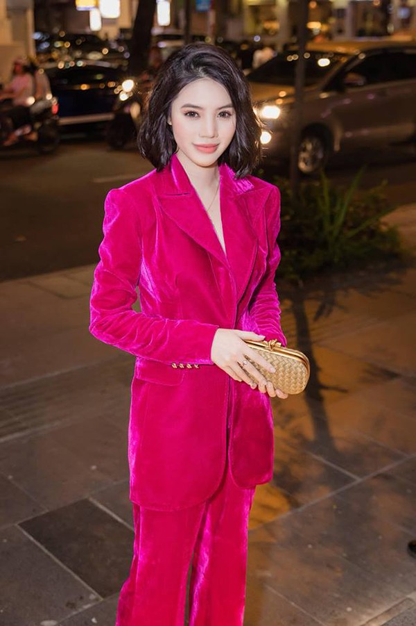 Hoa hậu con nhà giàu Jolie Nguyễn diện vest xẻ sâu quyến rũ - Ảnh 1.