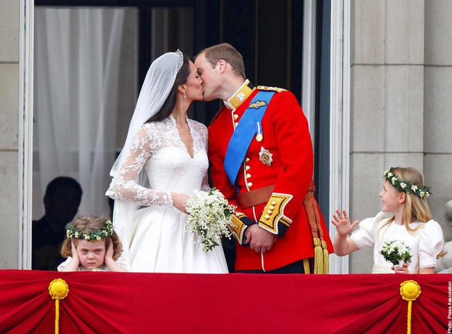 Khoảnh khắc ngọt ngào của 4 cặp đôi nổi tiếng nhất hoàng gia Anh: Hiếm khi thể hiện nhưng vẫn làm công chúng ghen tị - Ảnh 13.