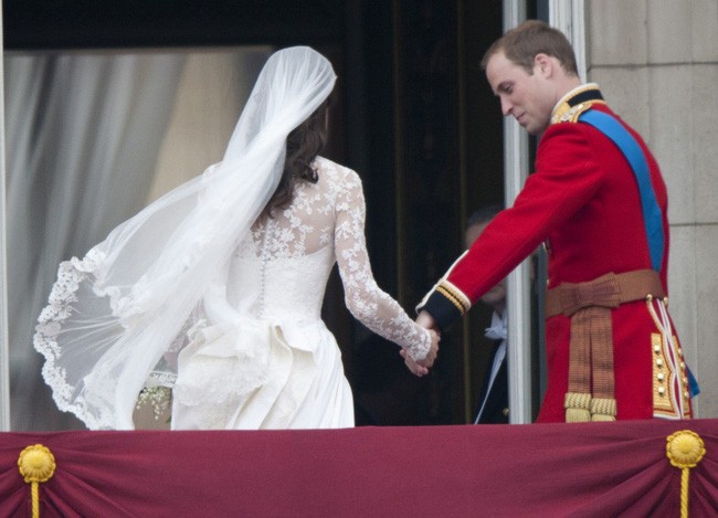 Khoảnh khắc ngọt ngào của 4 cặp đôi nổi tiếng nhất hoàng gia Anh: Hiếm khi thể hiện nhưng vẫn làm công chúng ghen tị - Ảnh 18.