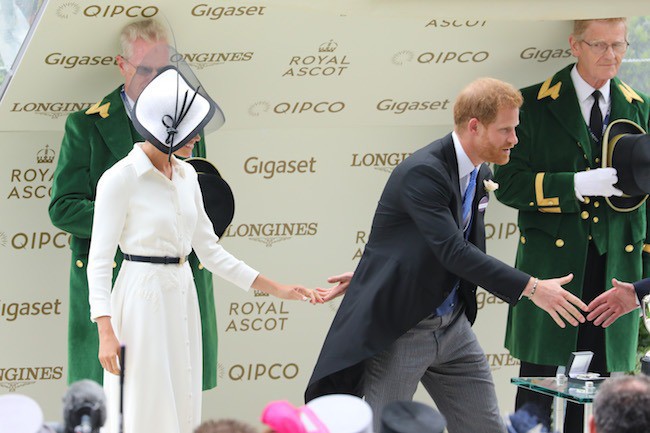 Khoảnh khắc ngọt ngào của 4 cặp đôi nổi tiếng nhất hoàng gia Anh: Hiếm khi thể hiện nhưng vẫn làm công chúng ghen tị - Ảnh 31.