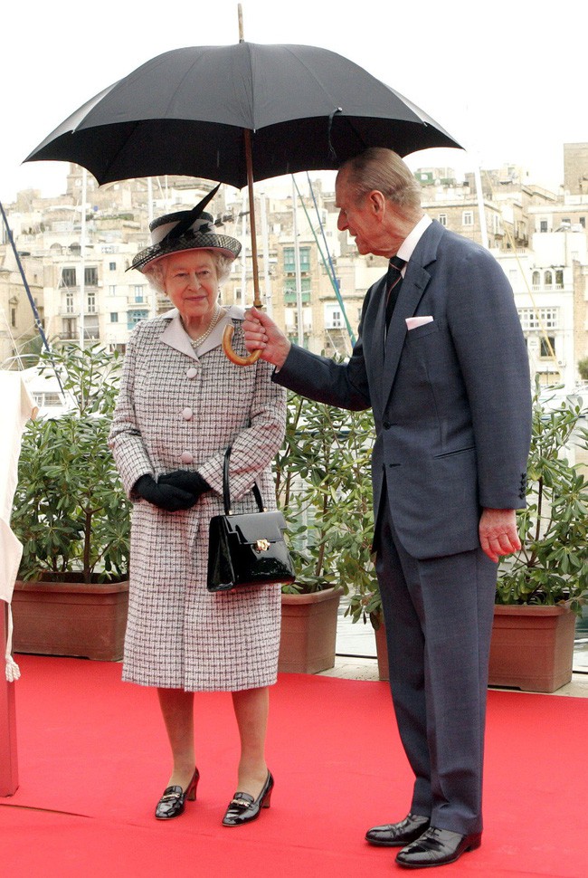 Khoảnh khắc ngọt ngào của 4 cặp đôi nổi tiếng nhất hoàng gia Anh: Hiếm khi thể hiện nhưng vẫn làm công chúng ghen tị - Ảnh 5.