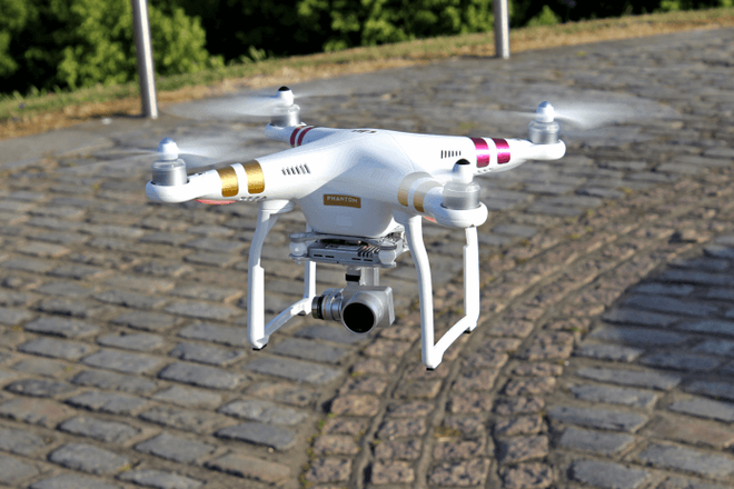 Video này sẽ chứng minh một chiếc drone bé tí hon lại có tiềm năng gây ra một thảm họa cực lớn - Ảnh 2.