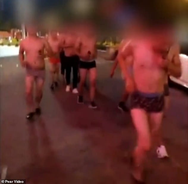 Trung Quốc: Sếp phạt 30 nhân viên mặc quần lót đi diễu hành quanh phố vì không đạt KPI được giao - Ảnh 2.