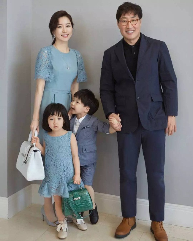 Cặp song sinh của quốc bảo Hàn Quốc Lee Young Ae càng lớn càng giống bố - Ảnh 2.