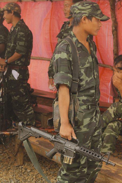 Kinh ngạc trước cách phiến quân Myanmar nâng cấp súng bộ binh - Ảnh 2.