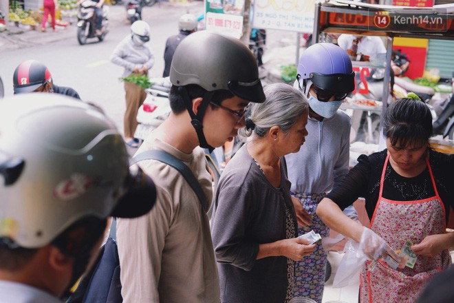 Quán xôi gói bằng lá sen mỗi sáng chỉ bán 3 tiếng là hết veo, người Sài Gòn xếp hàng nườm nượp chờ mua - Ảnh 2.