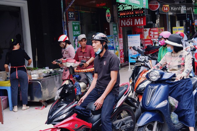 Quán xôi gói bằng lá sen mỗi sáng chỉ bán 3 tiếng là hết veo, người Sài Gòn xếp hàng nườm nượp chờ mua - Ảnh 3.