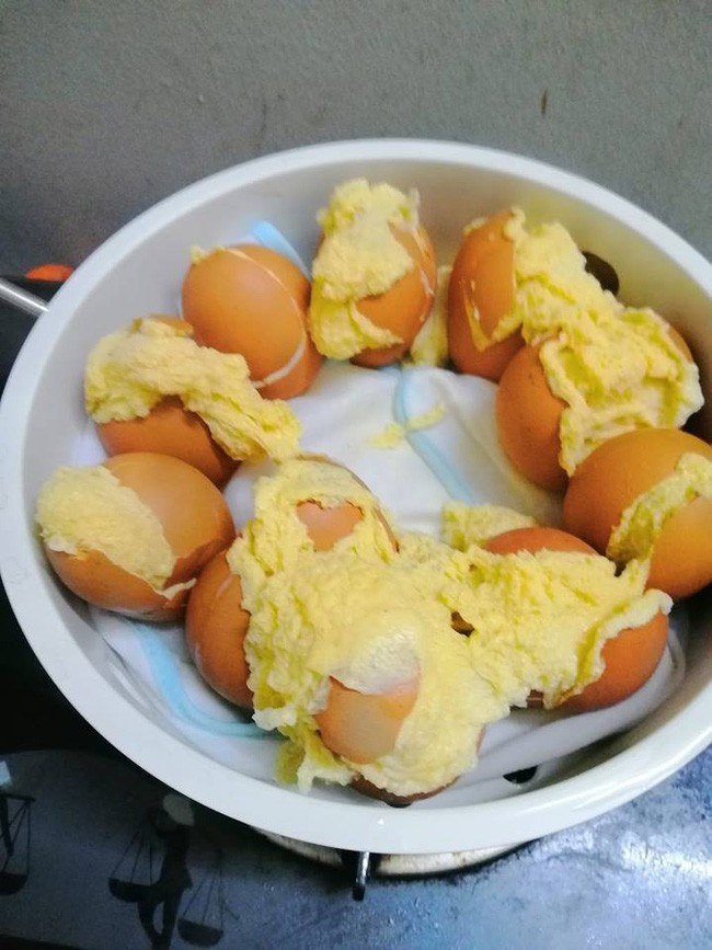 Cô nàng khéo tay hay làm chế biến trứng gà nướng Thái Lan, kết quả khiến dân mạng bật cười vì tưởng sầu riêng ăn dở - Ảnh 1.