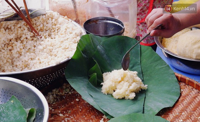 Quán xôi gói bằng lá sen mỗi sáng chỉ bán 3 tiếng là hết veo, người Sài Gòn xếp hàng nườm nượp chờ mua - Ảnh 5.