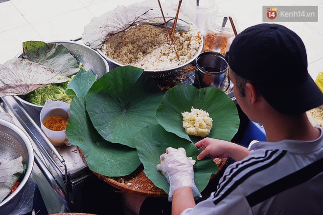 Quán xôi gói bằng lá sen mỗi sáng chỉ bán 3 tiếng là hết veo, người Sài Gòn xếp hàng nườm nượp chờ mua - Ảnh 6.