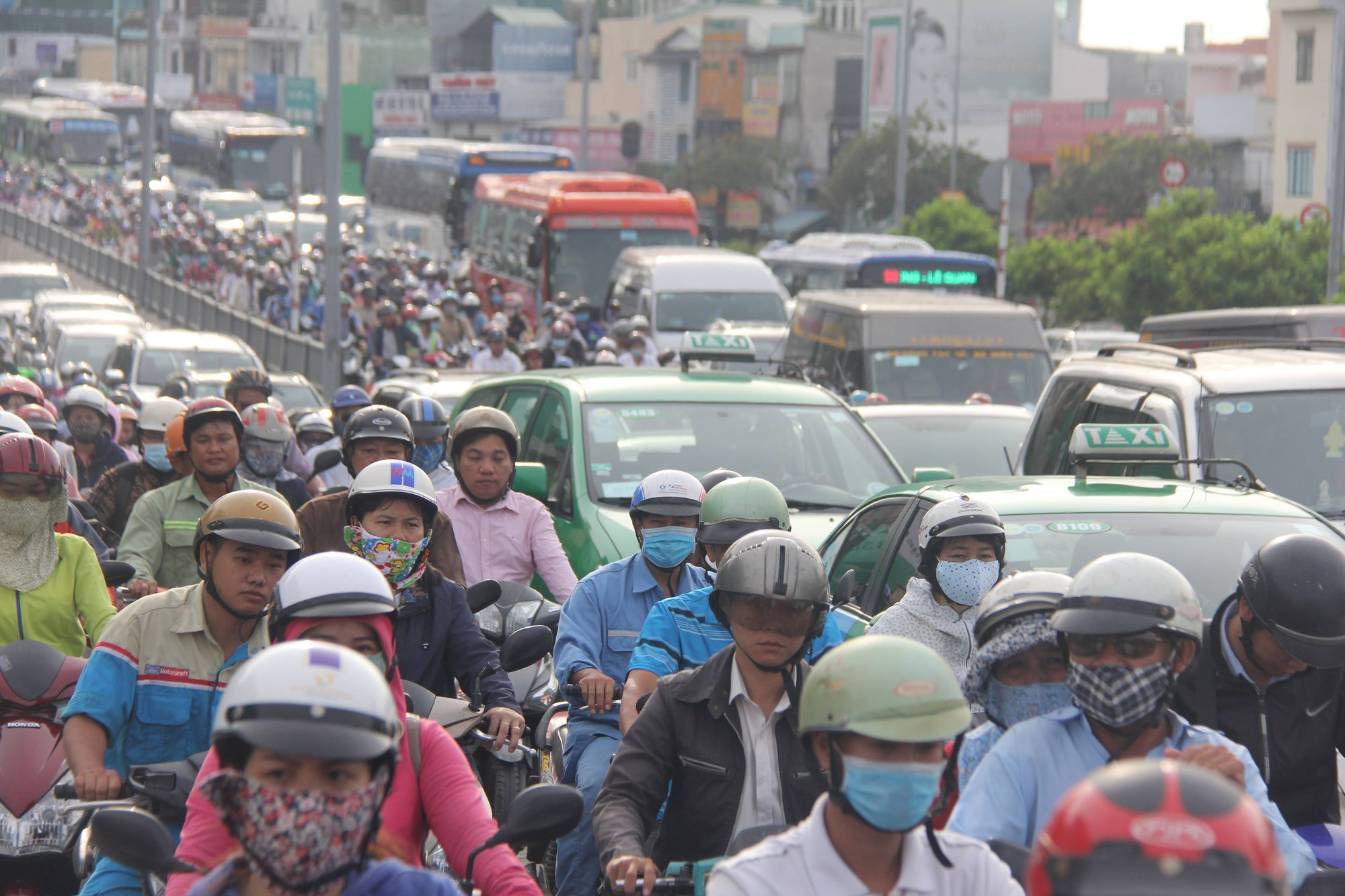 Người Sài Gòn chạy xe 1 giờ chưa hết 2km trong cảnh ùn tắc kinh hoàng vào sáng sớm - Ảnh 7.