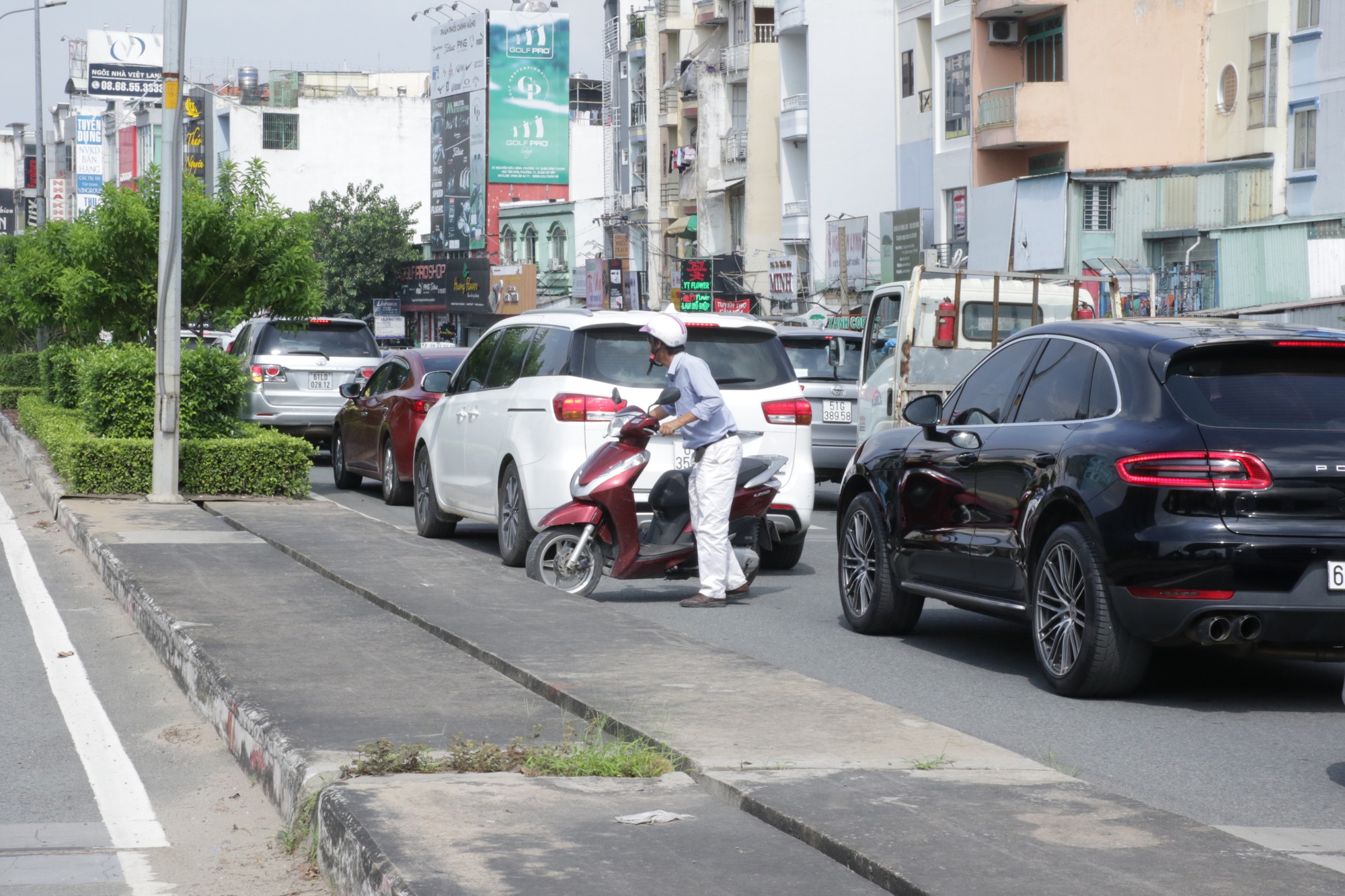 Người Sài Gòn chạy xe 1 giờ chưa hết 2km trong cảnh ùn tắc kinh hoàng vào sáng sớm - Ảnh 15.