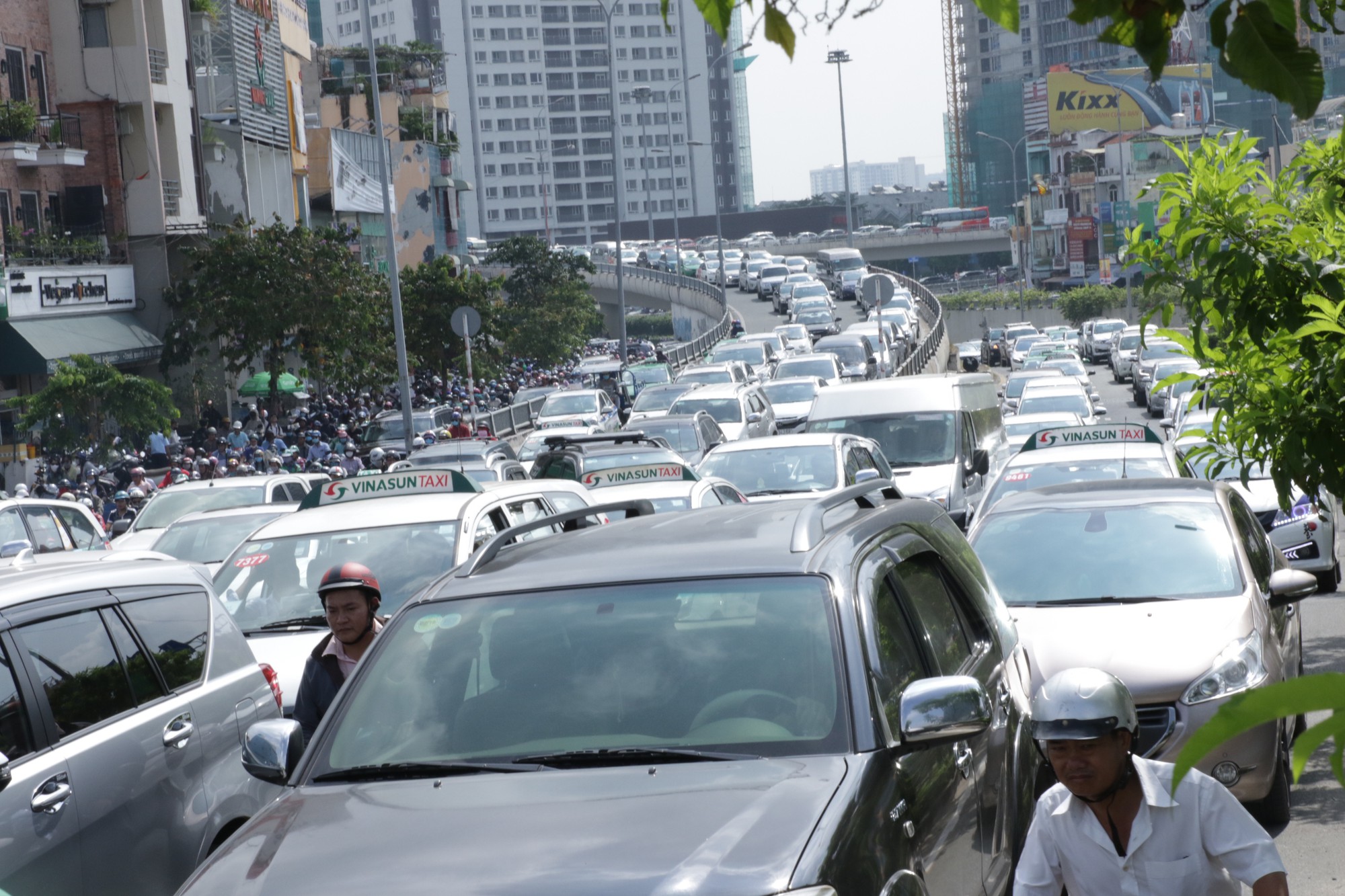 Người Sài Gòn chạy xe 1 giờ chưa hết 2km trong cảnh ùn tắc kinh hoàng vào sáng sớm - Ảnh 6.