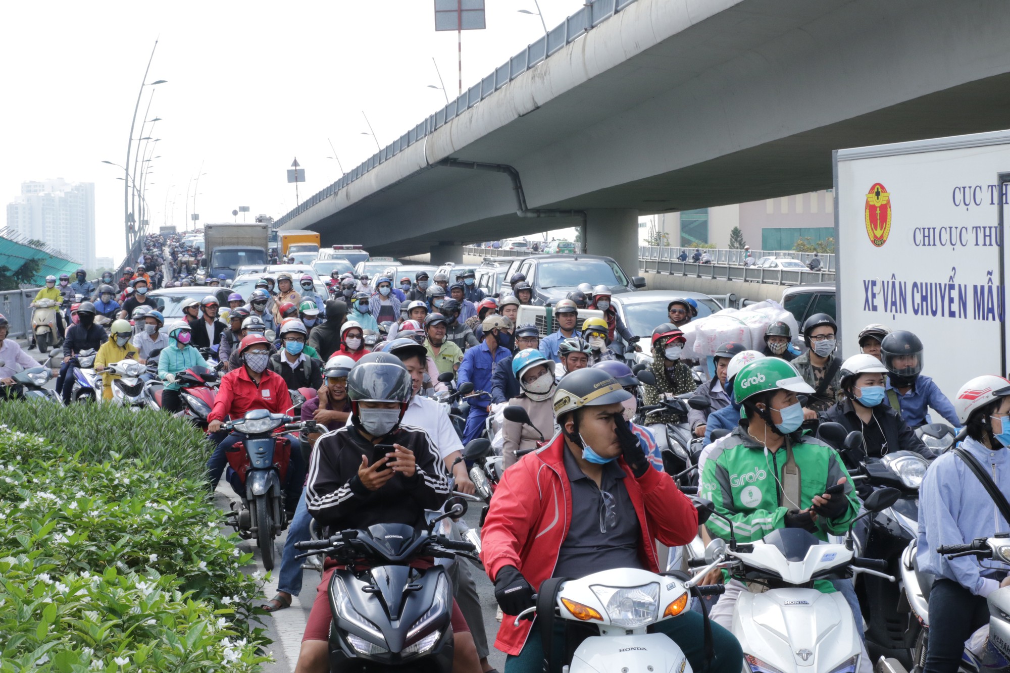 Người Sài Gòn chạy xe 1 giờ chưa hết 2km trong cảnh ùn tắc kinh hoàng vào sáng sớm - Ảnh 4.