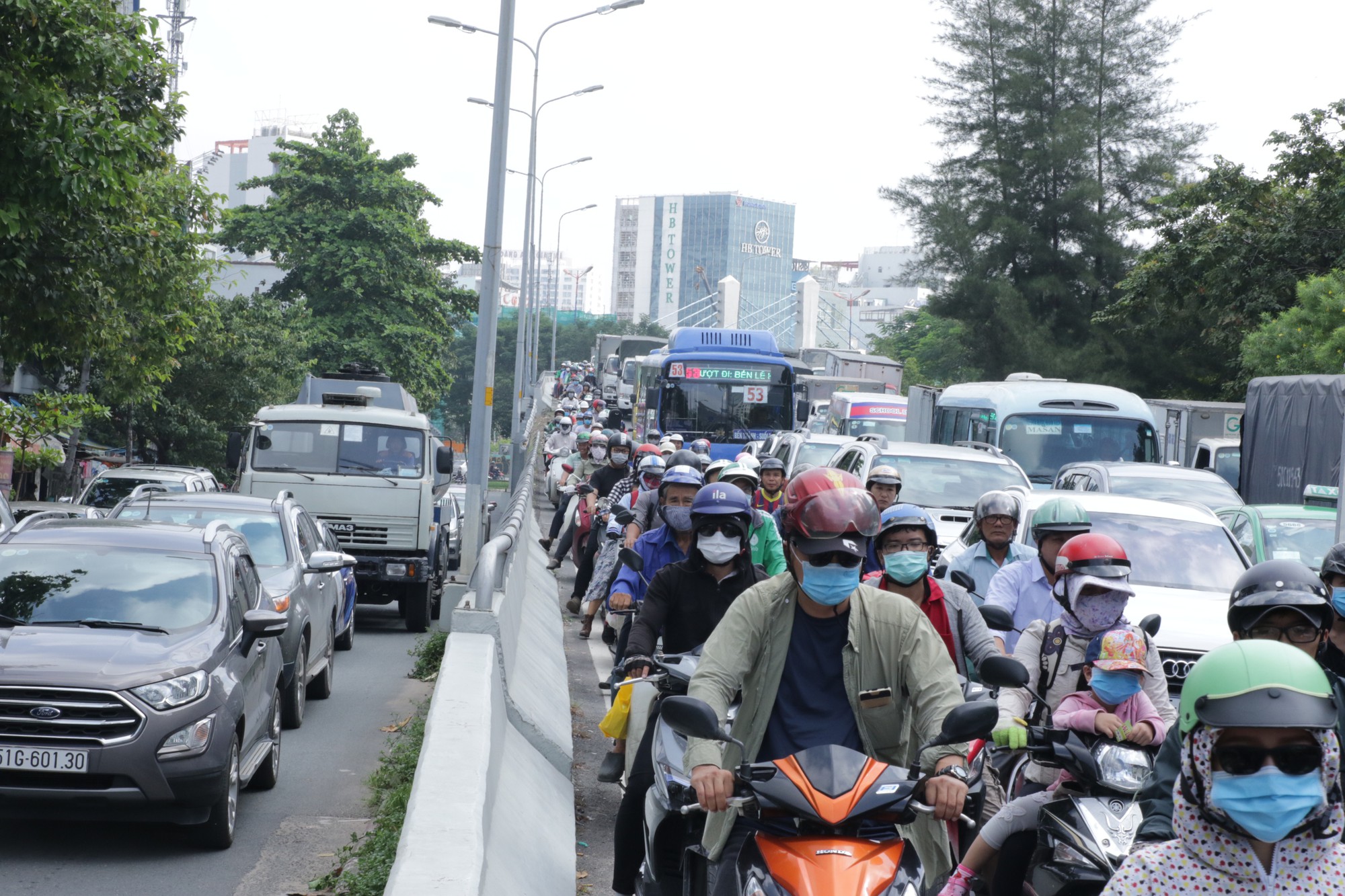 Người Sài Gòn chạy xe 1 giờ chưa hết 2km trong cảnh ùn tắc kinh hoàng vào sáng sớm - Ảnh 5.