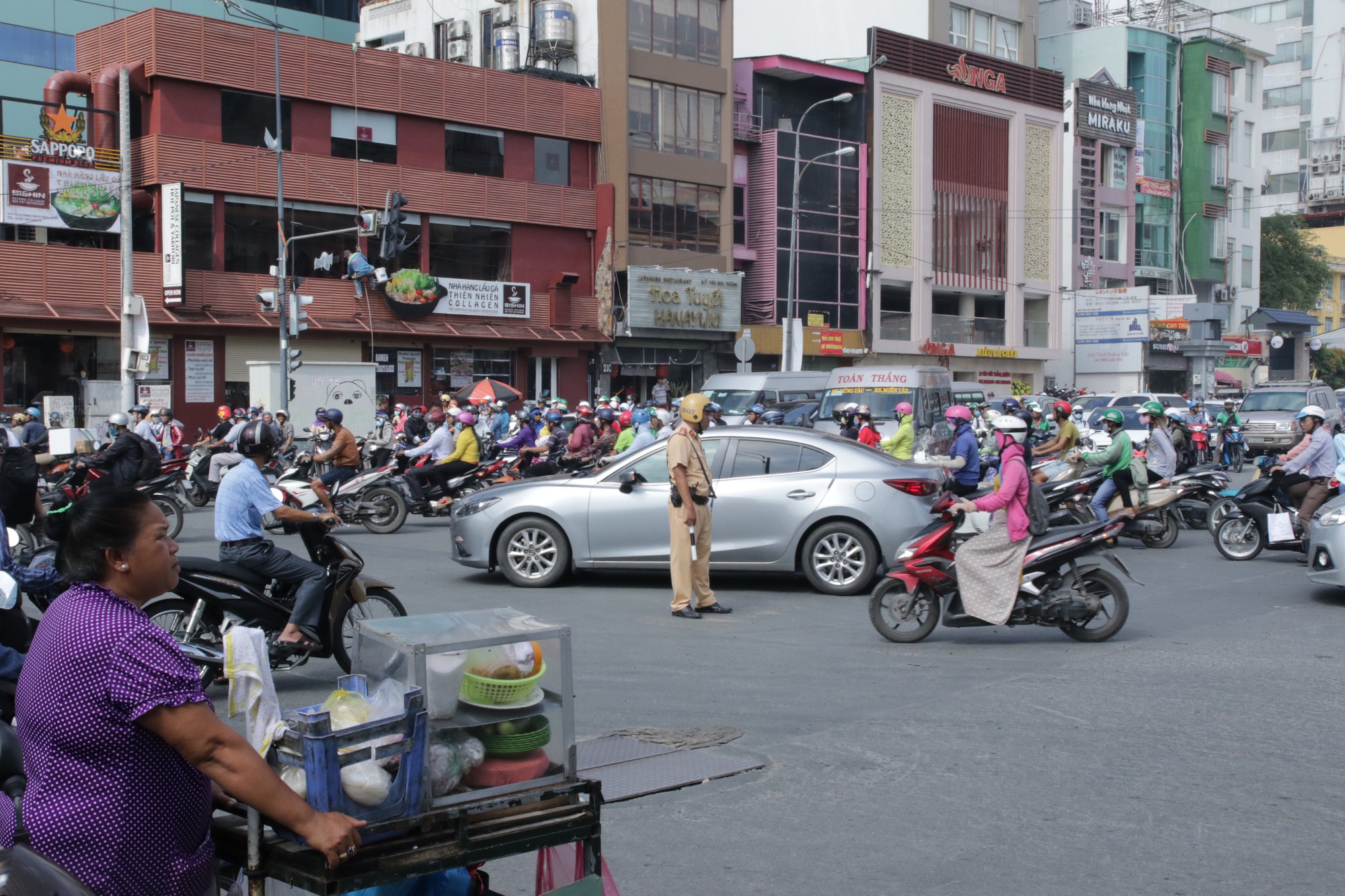 Người Sài Gòn chạy xe 1 giờ chưa hết 2km trong cảnh ùn tắc kinh hoàng vào sáng sớm - Ảnh 13.