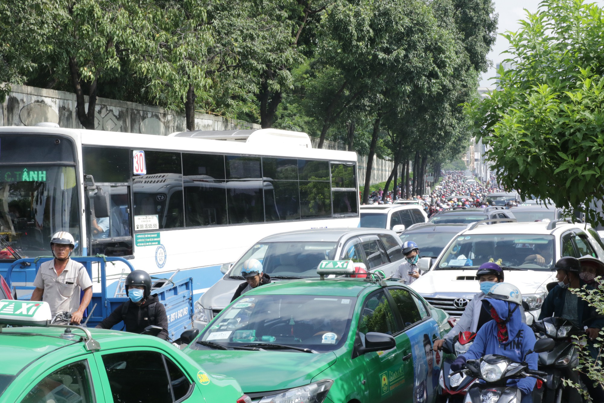 Người Sài Gòn chạy xe 1 giờ chưa hết 2km trong cảnh ùn tắc kinh hoàng vào sáng sớm - Ảnh 8.