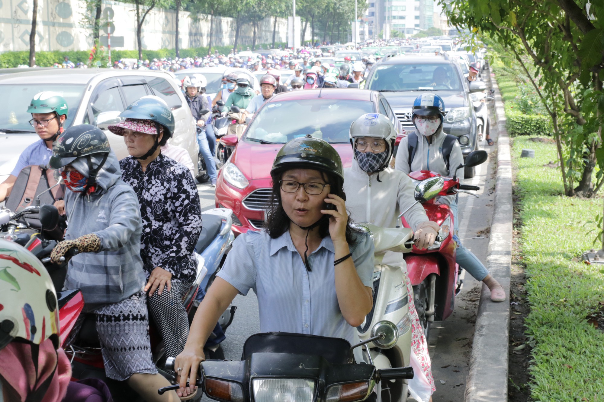 Người Sài Gòn chạy xe 1 giờ chưa hết 2km trong cảnh ùn tắc kinh hoàng vào sáng sớm - Ảnh 12.