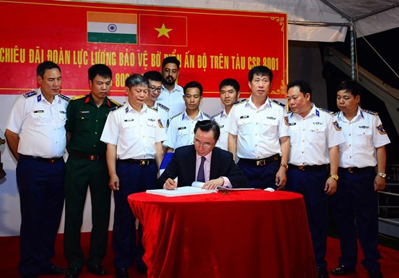 Những khoảnh khắc tàu Cảnh sát biển Việt Nam lần đầu đến thăm Ấn Độ - Ảnh 12.