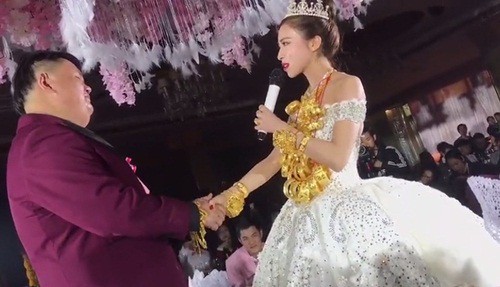 Cô dâu trĩu cổ cả yến vàng trong ngày cưới gây xôn xao ở Trung Quốc - Ảnh 2.