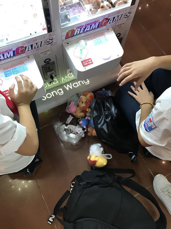 Hai cô bé cấp 2 khiến MXH tranh cãi vì mạnh tay chi 3 triệu rưỡi mua xèng chơi gắp thú ở TTTM - Ảnh 2.