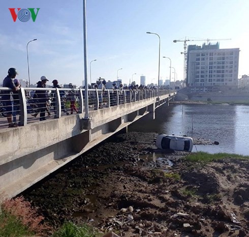 Taxi “bay” xuống sông, lái xe thoát chết - Ảnh 1.