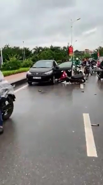 Tài xế mở cửa bất cẩn khiến người phụ nữ chạy xe máy bị kéo lê gần 10 km - vụ tai nạn ám ảnh - Ảnh 2.