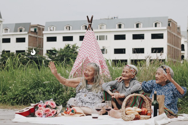 Bộ ảnh đáng yêu về hội chị em U90 đi picnic trong viện dưỡng lão: Đời có bao lâu, ta cứ vui thôi! - Ảnh 2.