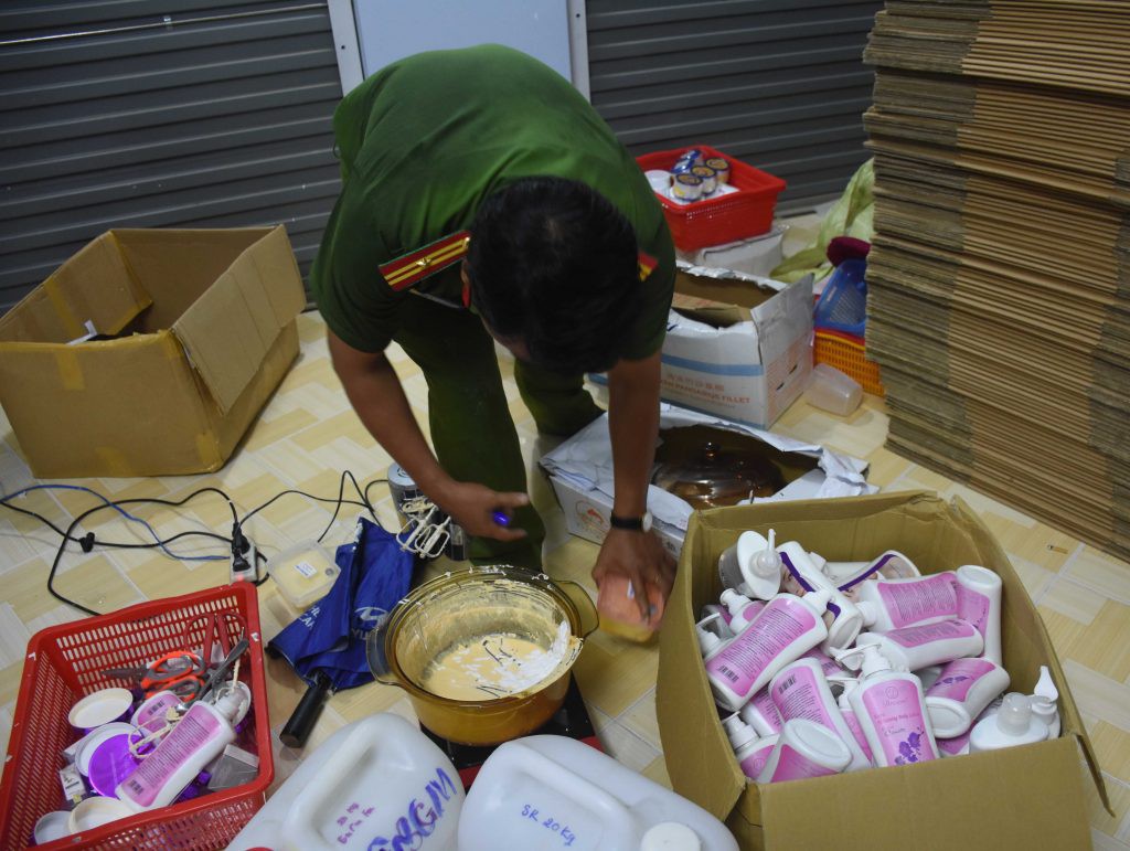 Tình tiết bất ngờ vụ cảnh sát khám xét kho mỹ phẩm của “Hoa hậu có làn da đẹp” - Ảnh 1. Tình tiết bất ngờ vụ cảnh sát khám xét kho mỹ phẩm của “Hoa hậu có làn da đẹp” - Ảnh 1.