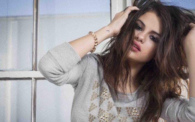 Selena Gomez cắt đứt liên lạc với bạn bè, tự gọi chuyện Justin Bieber cưới Hailey Bladwin là viên thuốc đắng nhất cuộc đời - Ảnh 1.