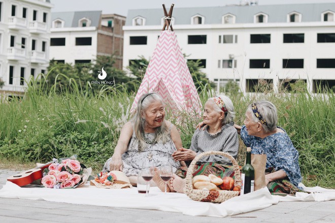 Bộ ảnh đáng yêu về hội chị em U90 đi picnic trong viện dưỡng lão: Đời có bao lâu, ta cứ vui thôi! - Ảnh 3.