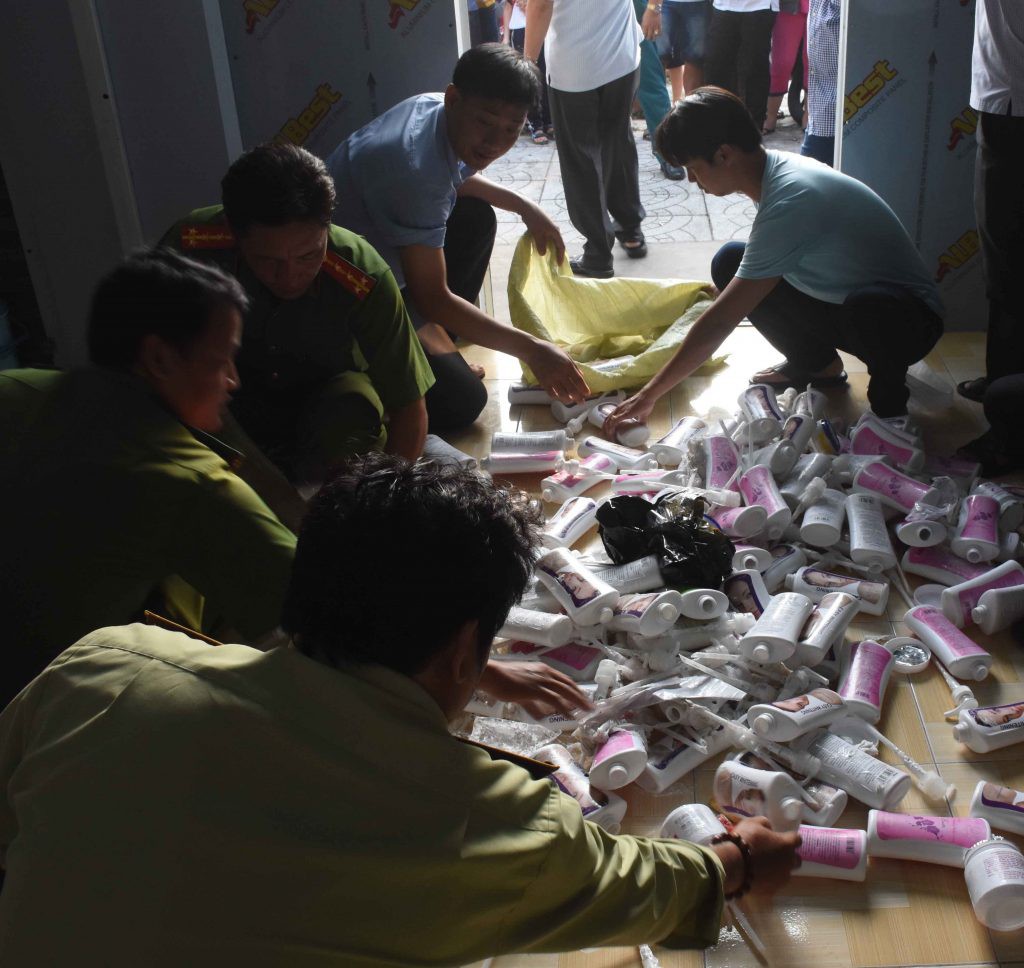 Tình tiết bất ngờ vụ cảnh sát khám xét kho mỹ phẩm của “Hoa hậu có làn da đẹp” - Ảnh 2. Tình tiết bất ngờ vụ cảnh sát khám xét kho mỹ phẩm của “Hoa hậu có làn da đẹp” - Ảnh 2.