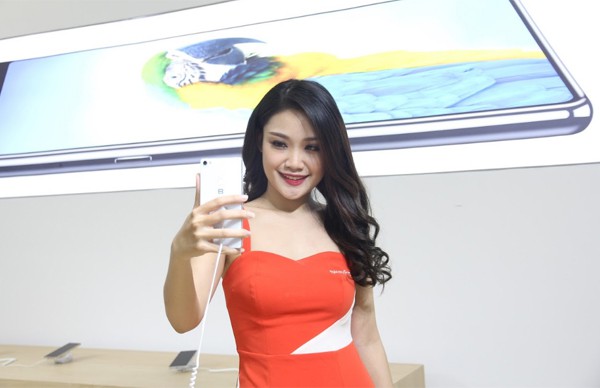 CEO Nguyễn Tử Quảng trao tận tay Bphone 3 cho những khách hàng đầu tiên - Ảnh 2.