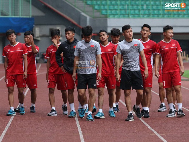 HLV trưởng U19 Việt Nam nửa đêm vào bếp nấu cháo cá cho toàn đội chống đói - Ảnh 4.