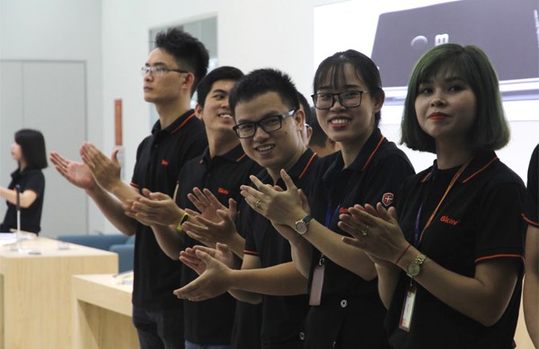 CEO Nguyễn Tử Quảng trao tận tay Bphone 3 cho những khách hàng đầu tiên - Ảnh 4.
