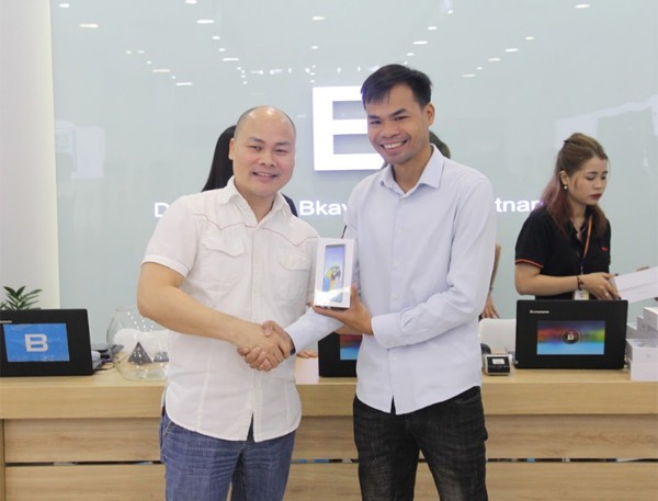 CEO Nguyễn Tử Quảng trao tận tay Bphone 3 cho những khách hàng đầu tiên - Ảnh 6.