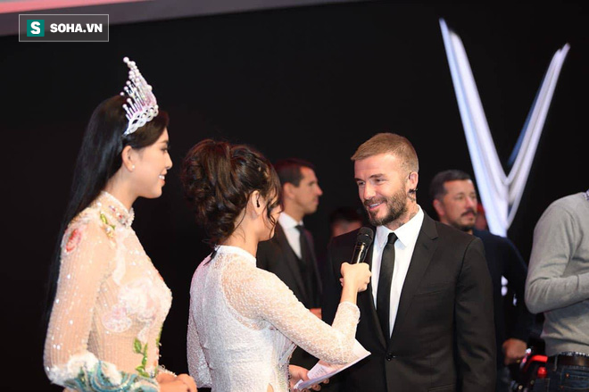 Hoa hậu Trần Tiểu Vy rạng rỡ sánh đôi bên David Beckham trên sân khấu ra mắt xe hơi VINFAST - Ảnh 9.