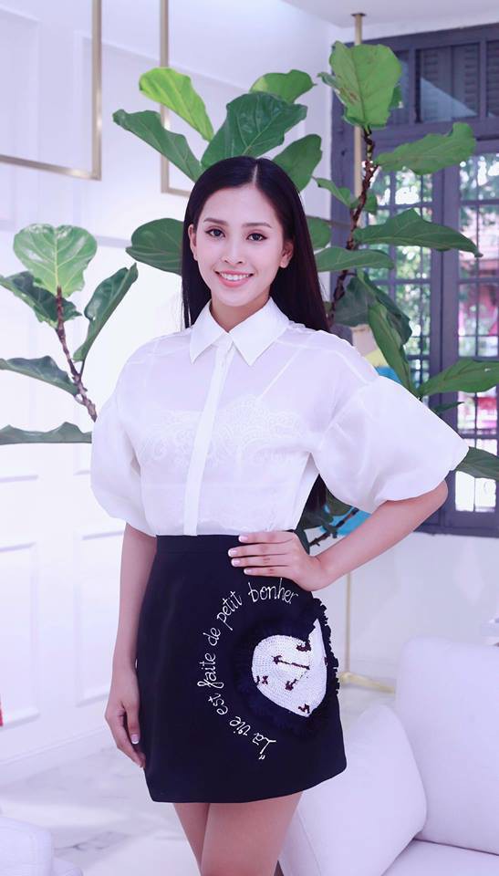 Mới đăng quang chưa đầy 1 tháng, Hoa hậu Trần Tiểu Vy đụng váy áo liên hoàn với cả loạt người đẹp Vbiz - Ảnh 1.