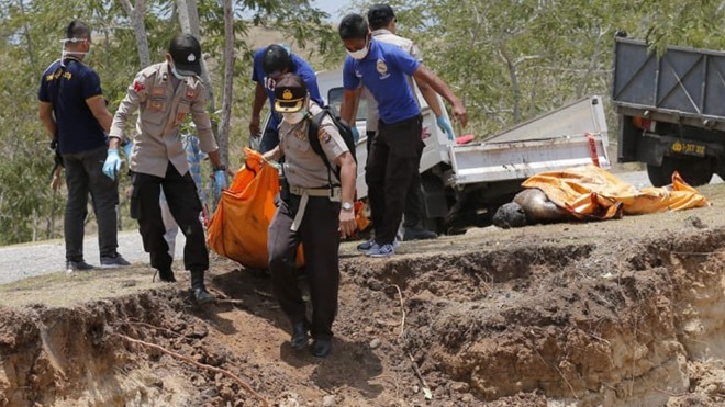  Tìm thấy thi thể 34 học sinh bị chôn vùi trong thảm họa kép tại Indonesia  - Ảnh 2.