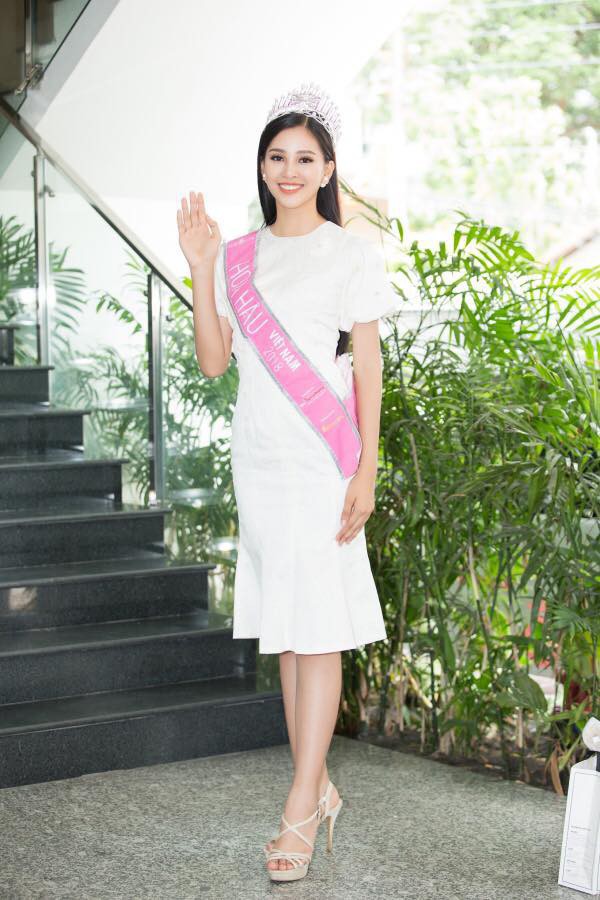 Mới đăng quang chưa đầy 1 tháng, Hoa hậu Trần Tiểu Vy đụng váy áo liên hoàn với cả loạt người đẹp Vbiz - Ảnh 7.