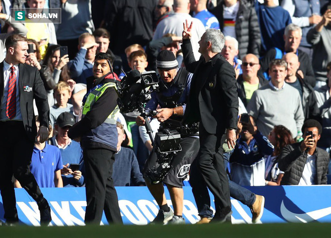 Suýt đánh trợ lý Chelsea, Mourinho còn có hành động khiến sân Stamford Bridge cứng họng - Ảnh 3.